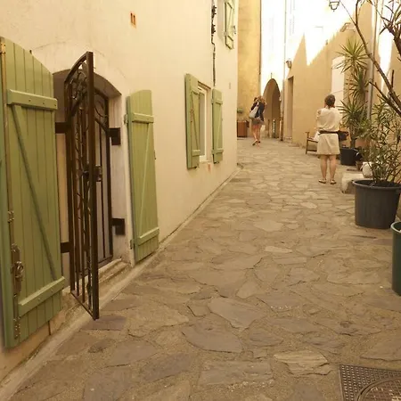 Le 04 Vieux Village * راماتويل